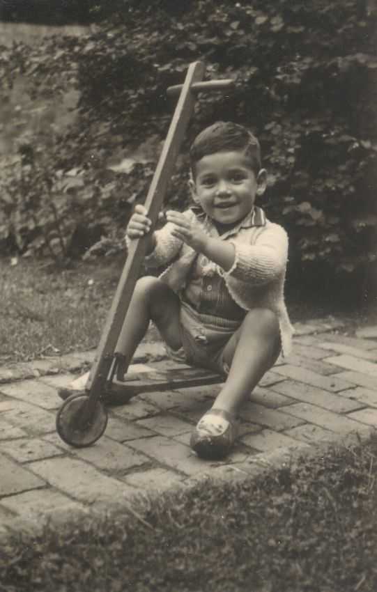 7 August 1938 | A Dutch Jewish boy, Jacob Vischjager, was born in Amsterdam.

In November 1942 he was deported to #Auschwitz and murdered after selection in a gas chamber.