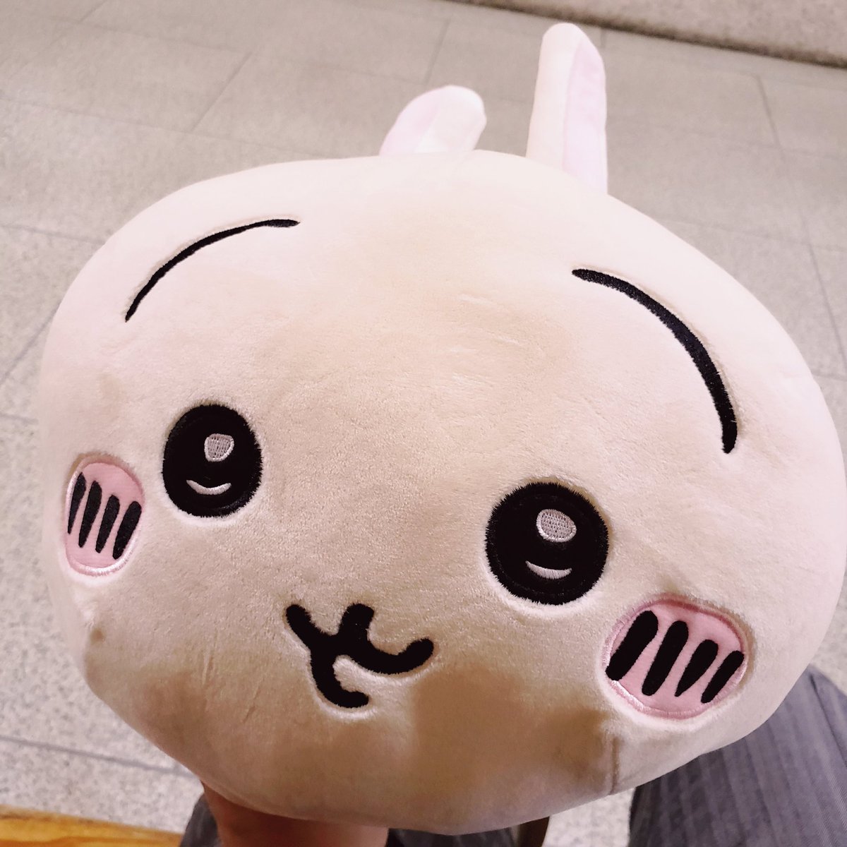 EnjyuH's tweet photo. 今日はニッコリくりまんじゅう先輩
買ったし今月入荷したうさぎの
UFOキャッチャーゲットして
楽しい１日でした🌸

上にある店員さんが描いた
先輩うまい🌸ハァー‼️
#ちいかわ　#ちい活
#くりまんじゅう　#うさぎ https://t.co/ReY4JS8lhK