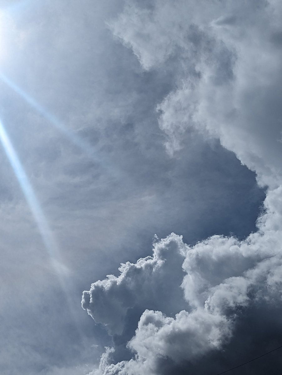 SoraoMiagerebaa's tweet photo. 晴れたいのか
降りたいのか

#イマソラ
#雨雲
#雲
#GooglePixelpro https://t.co/U2AzQgJxDg