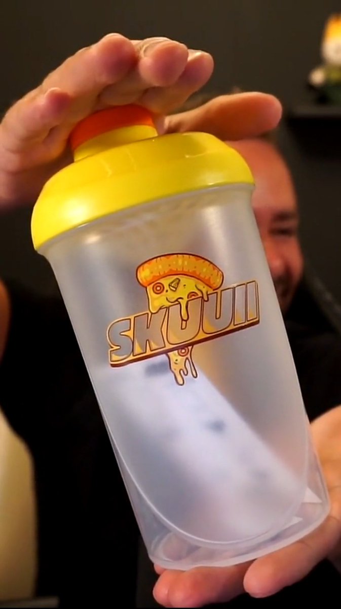 HawaiimitOliven's tweet photo. [Werbung]
Mein eigener Shaker von @holysquad_de 🔥 Ab dem 19.08 im Shop erhältlich.
Eins meiner krassesten Goals von dem ich schon lange Träume. Kann es immer noch nicht glauben 😄 Danke #pizzacrew 🍕 ohne euch wäre das niemals möglich. Was für ne krank geile Reise 💛 https://t.co/cO2zj48CEl