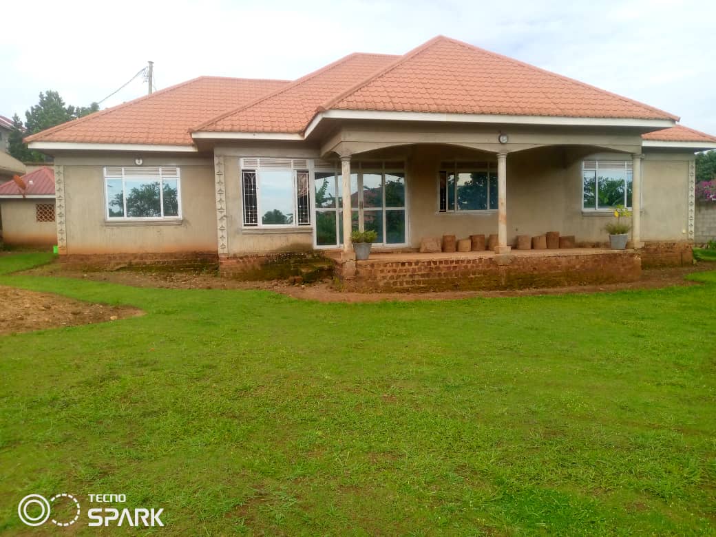shukranproperty's tweet photo. House 🏠 for sale in kira kitukutwe. #5bedrooms #4bathrooms sitting dining kitchen on #30Decimals ready title at #350millions..
Call 0706592177 https://t.co/cuvKZjdUoz