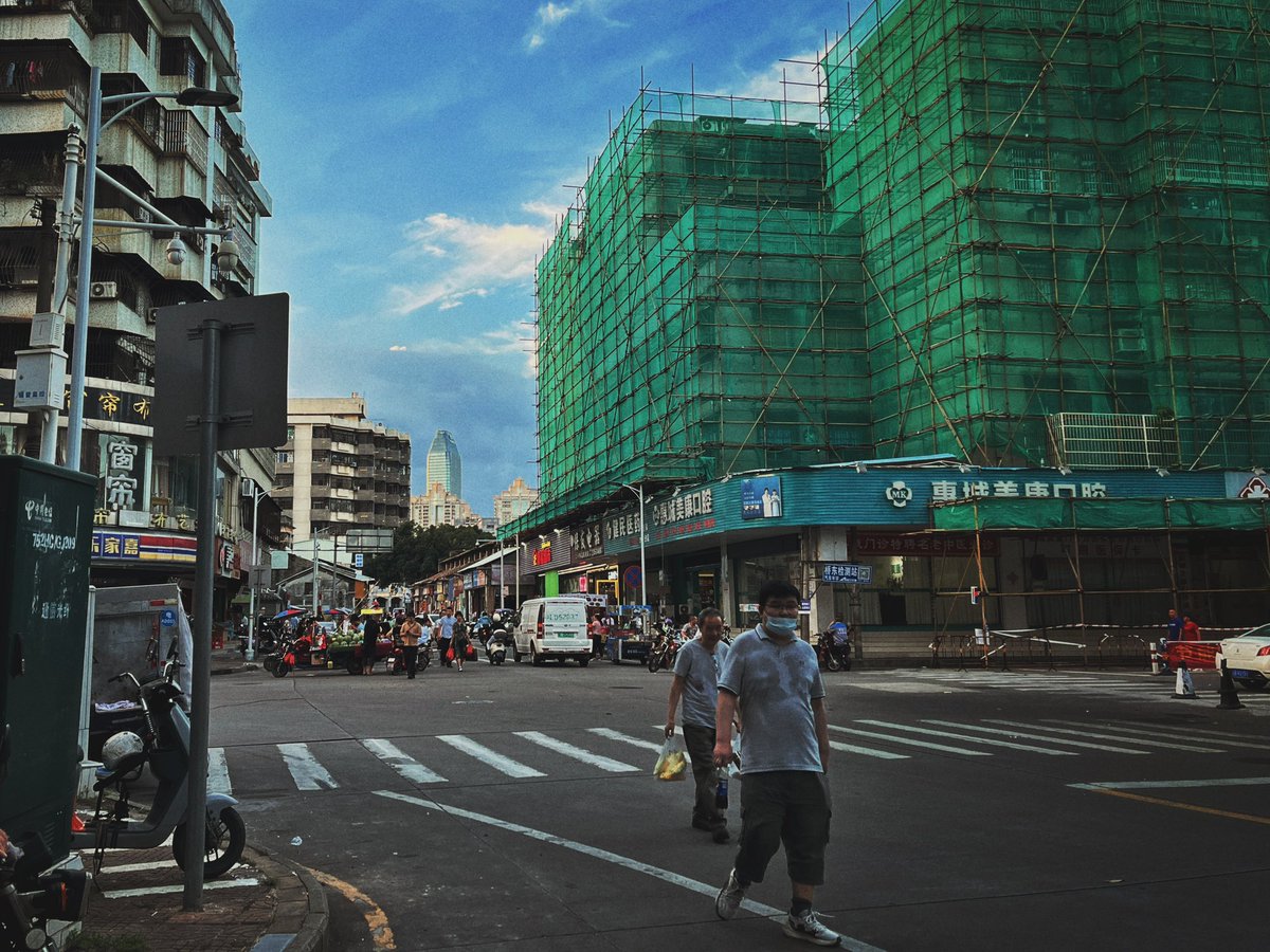 UniqueRango's tweet image. 📸 来到了一座在2019年待了3个多月的城市，充满着各种各样的回忆，经历了疫情的洗刷，记忆的打磨，熟悉中夹杂了很多陌生。

还好还有喧闹的街道，沉静的落日。有些人，有些事，有些地方，当我再次驻足附近时，像海浪冲刷海滩般在我脑子里涌进、涌出，总觉得被带走了些什么，也留下了些什么