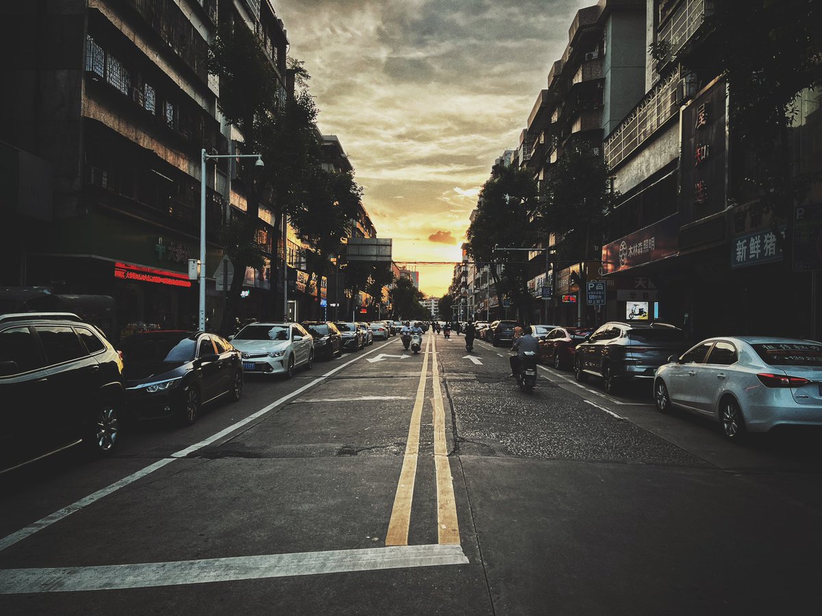 UniqueRango's tweet image. 📸 来到了一座在2019年待了3个多月的城市，充满着各种各样的回忆，经历了疫情的洗刷，记忆的打磨，熟悉中夹杂了很多陌生。

还好还有喧闹的街道，沉静的落日。有些人，有些事，有些地方，当我再次驻足附近时，像海浪冲刷海滩般在我脑子里涌进、涌出，总觉得被带走了些什么，也留下了些什么