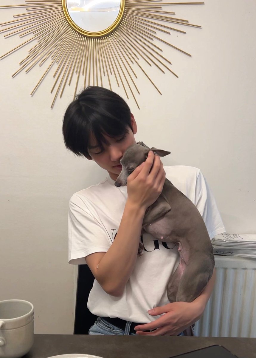 음빠빠를 안고 있는 한유진 < 쓰면서도 얼떨떨함