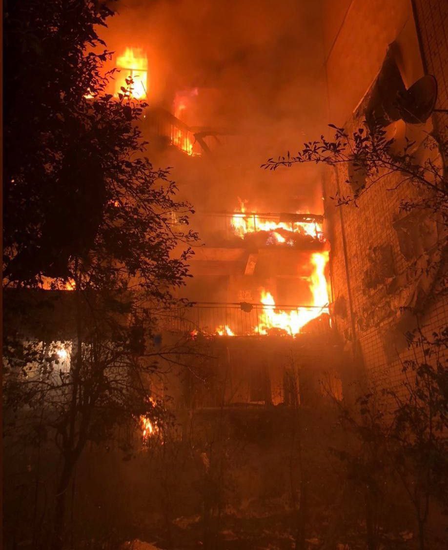 Kherson last night. Apartment block on fire. One person killed. 12 injured. Never forget that Russia is a terrorist state.