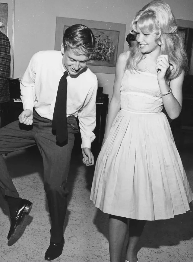 'Don't worry Hayley dog shit on your shoe is a good luck sign'
#MichaelDouglas dancing with #HayleyMills at his 18th birthday party in 1962.