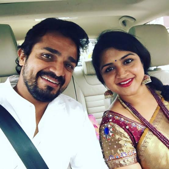 BheemaNaikINC's tweet photo. ಖ್ಯಾತ ನಟ ವಿಜಯ ರಾಘವೇಂದ್ರ ಅವರ ಧರ್ಮಪತ್ನಿ ಶ್ರೀಮತಿ ಸ್ಪಂದನಾ ಅವರು ಹೃದಯಾಘಾತದಿಂದ ವಿಧಿವಶರಾದ ಸುದ್ದಿ ತಿಳಿದು ಬೇಸರವಾಯಿತು. 
ಶ್ರೀಮತಿ ಸ್ಪಂದನಾ ಅವರ ಆತ್ಮಕ್ಕೆ ಶಾಂತಿ ಸಿಗಲಿ ಎಂದು ಪ್ರಾರ್ಥಿಸುತ್ತೇನೆ.
ಶ್ರೀ ವಿಜಯರಾಘವೇಂದ್ರ ಅವರ ಕುಟುಂಬಕ್ಕೆ ಈ ಆಘಾತದಿಂದ ಚೇತರಿಸಿಕೊಳ್ಳುವ ಶಕ್ತಿ ನೀಡಲಿ ಎಂದು ಆ ಭಗವಂತನಲ್ಲಿ ಪ್ರಾರ್ಥಿಸುತ್ತೇನೆ. https://t.co/lcAPipb1rW
