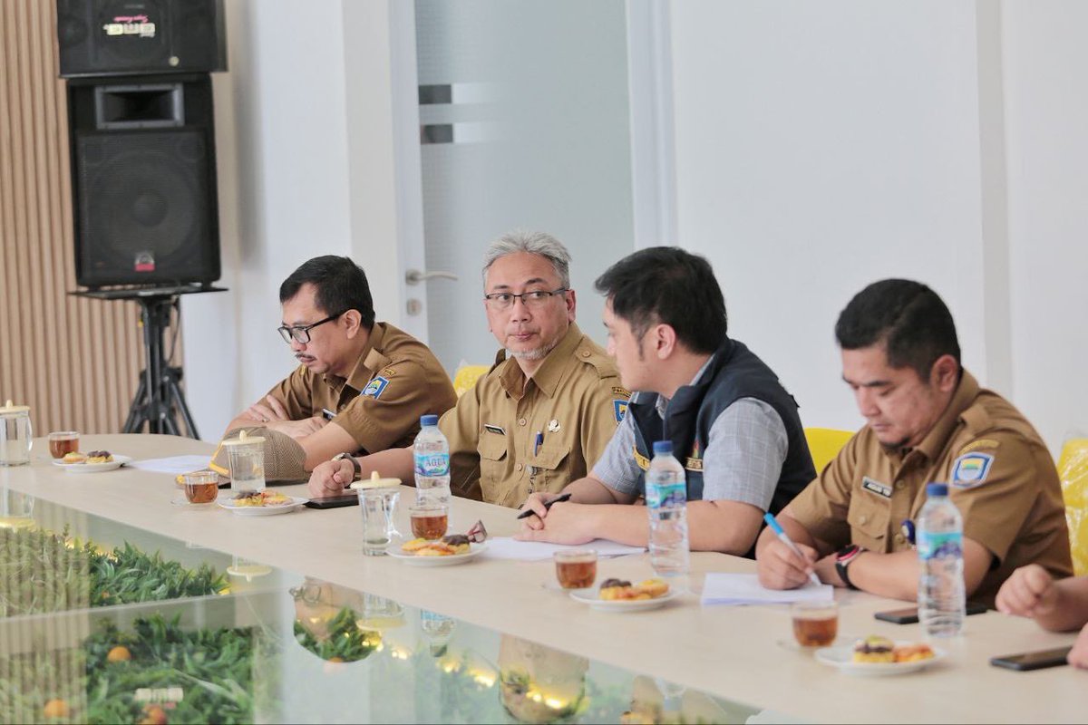 Selanjutnya agar kejadian serupa tak terjadi lagi di pasar lainnya, Pak Ema mengimbau untuk mengevaluasi aspek keamanan infrastruktur pasar.

#PeninjauanPasarSadangSerang