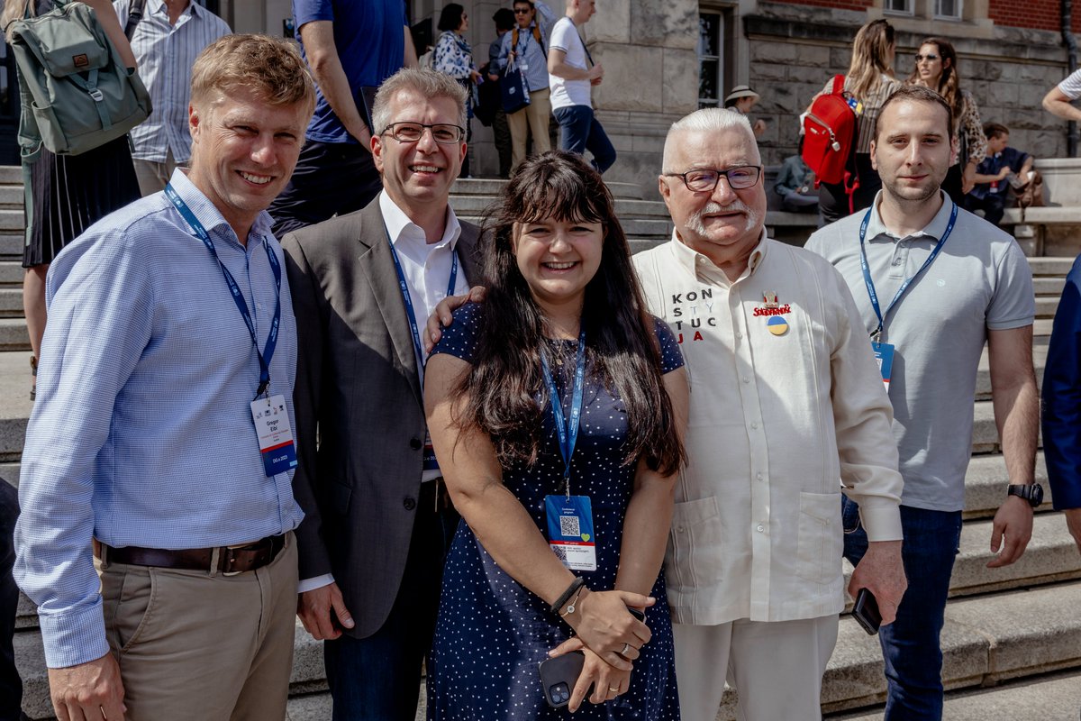 📢 Conference News Our partners were represented at this year's #dgo2023 in Gdańsk. They presented some of their papers, chaired a workshop and exhibited a poster They were also able to take a photo with former president and noble peace prize winner Lech Walesa. #h2020 #euvation