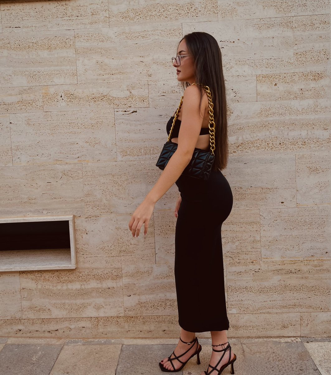 elenaagill's tweet photo. todo negrrrro https://t.co/zSWo7p90X9