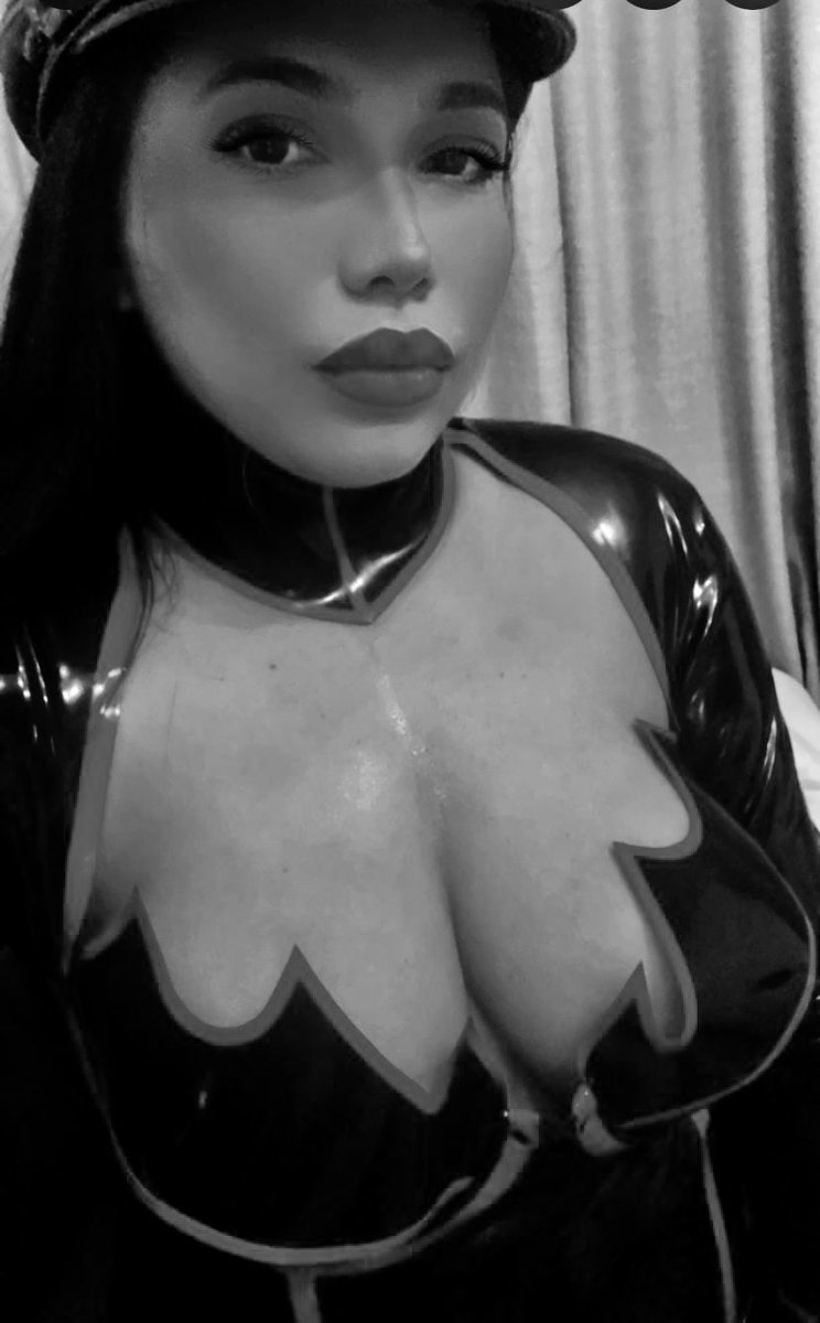 mistresmedusa2's tweet photo. #RETWEEETMEPLEASE #latex #BDSM #fetish #power #slave #domintrix #strapon #goldershower https://t.co/88dEgjBR7e