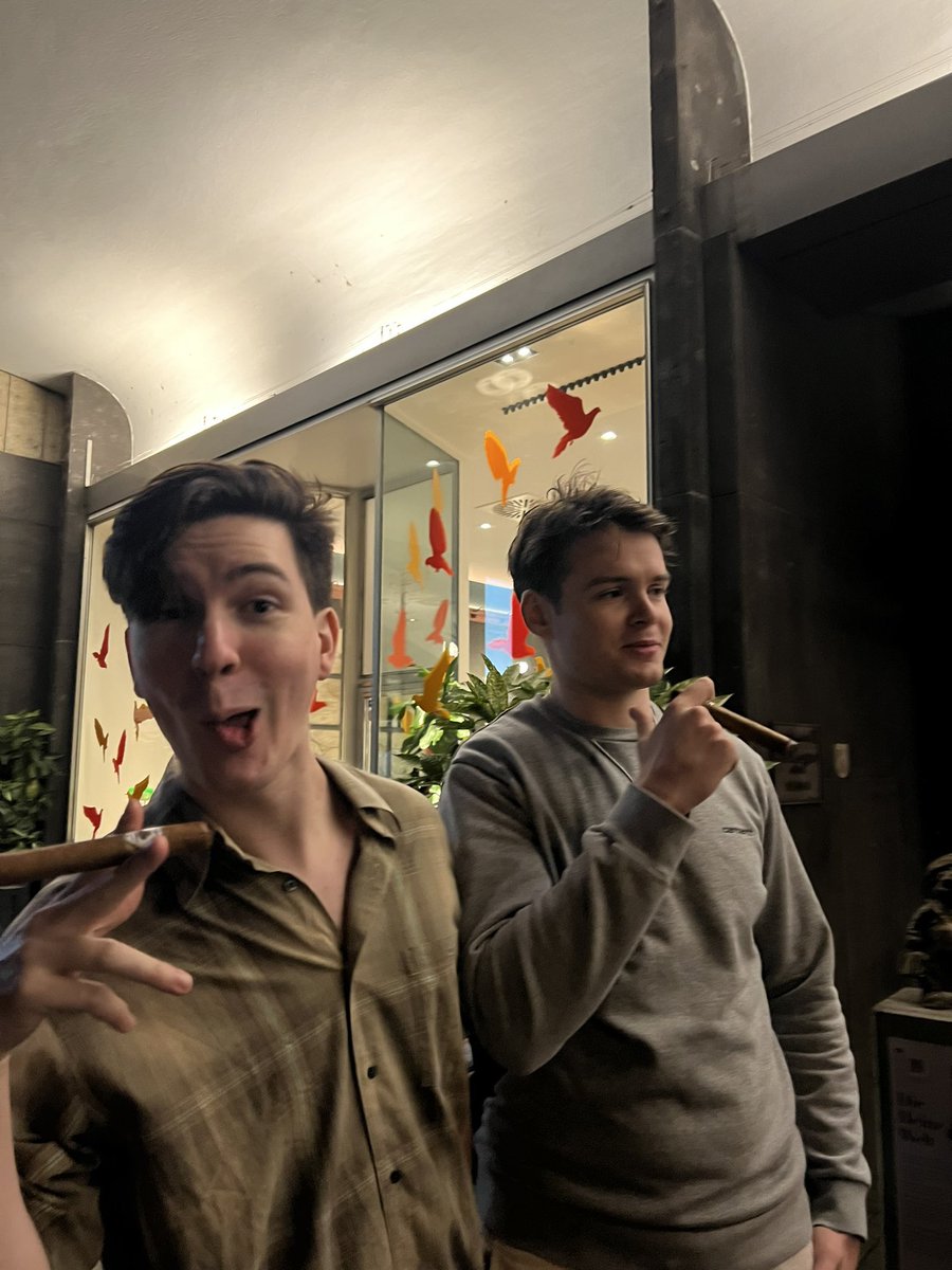 FJXSU's tweet photo. Cigar was just a prop for the pic https://t.co/qj8gTF7sTp