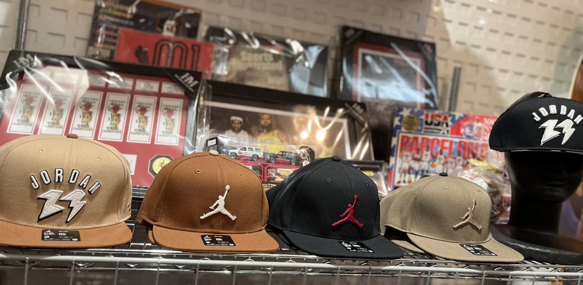 selection_nba55's tweet photo. 待望の #Jordan ブランドのCAPが5種店頭入荷しました🎉
 
現地買付モデルで、数に限りがありますので早めのお問い合わせをお待ちしております😊

ジャンプマンロゴは何度見ても迫力がありますね😎

#NBA https://t.co/TshCqFFuVw
