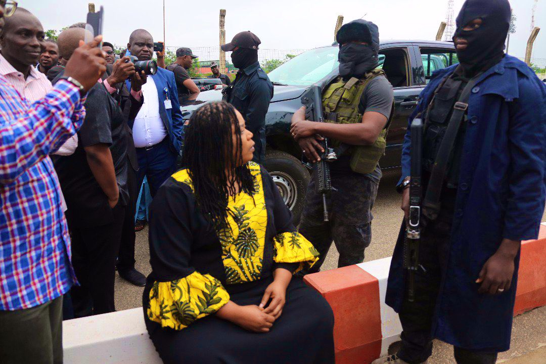 Umbrella_Force's tweet photo. 5 years ago today, the APC-led federal government attempted a legislative coup. They sent masked security officials to block the entrance of the National Assembly in a bid to impeach the then-Senate President, Sen. Bukola Saraki.

#NeverForget https://t.co/kKukpLi4J3