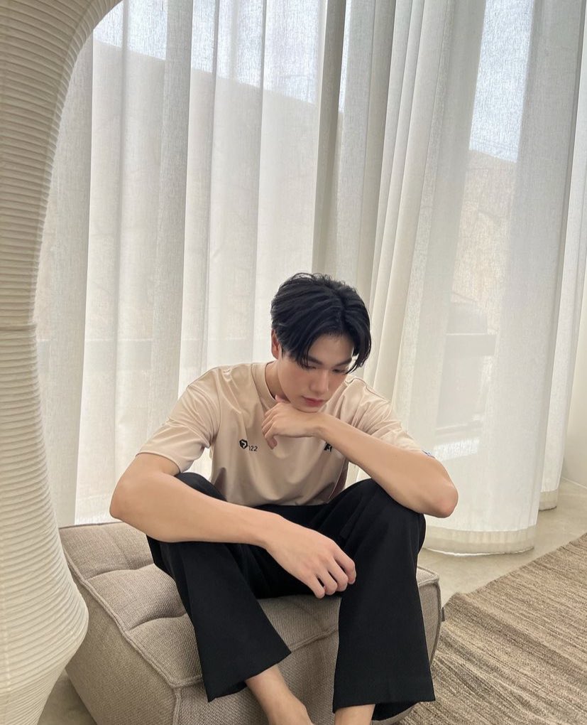 piuwintang's tweet photo. act like a boyfriend material, i already did 👀
to be honest, this atmosphere warming my heart, wearing a simply clothes is the best thing 🙇🏻‍♂️ https://t.co/9kG8LZtBnA