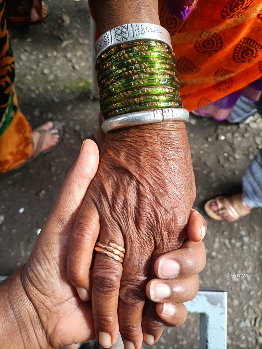 SonaliJ09227190's tweet image. स्पर्शालाही अर्थ असतो..🌱
#प. महाराष्ट्र आणि #मराठवाडा हातमिळवणी करताना फोटो काढलाय. आजीच्या हातातील चांदीच्या पाटल्या लक्षवेधून घेत होत्या. काहींनी सांगितलं की, मराठवाड्यात  ऊन जास्त असल्याने तिथे बहुतांश चांदीचे दागिने अधिक घालतात. याबदद्ल कोणाला माहिती आहे का?
#click #culture
