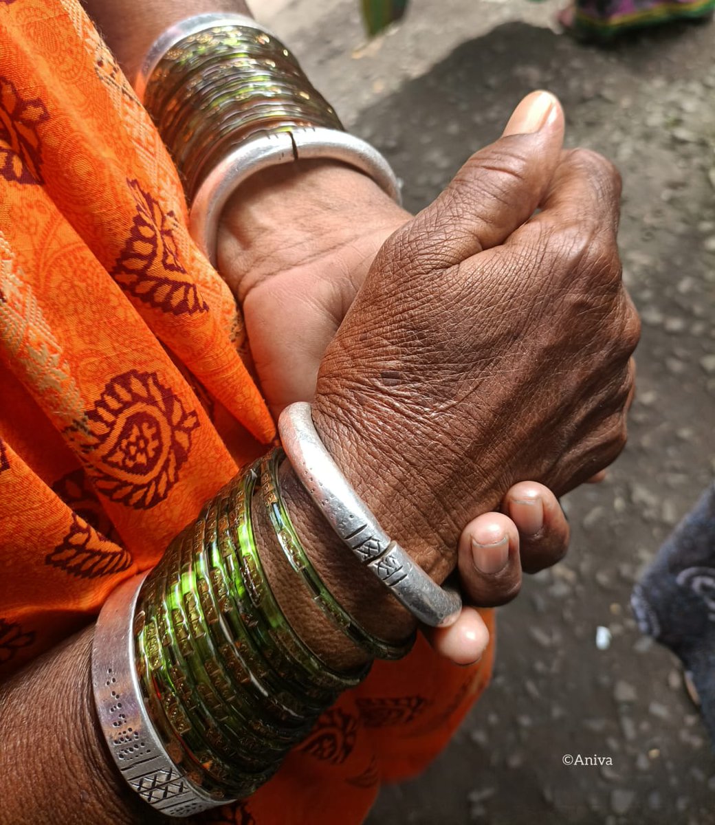 SonaliJ09227190's tweet image. स्पर्शालाही अर्थ असतो..🌱
#प. महाराष्ट्र आणि #मराठवाडा हातमिळवणी करताना फोटो काढलाय. आजीच्या हातातील चांदीच्या पाटल्या लक्षवेधून घेत होत्या. काहींनी सांगितलं की, मराठवाड्यात  ऊन जास्त असल्याने तिथे बहुतांश चांदीचे दागिने अधिक घालतात. याबदद्ल कोणाला माहिती आहे का?
#click #culture