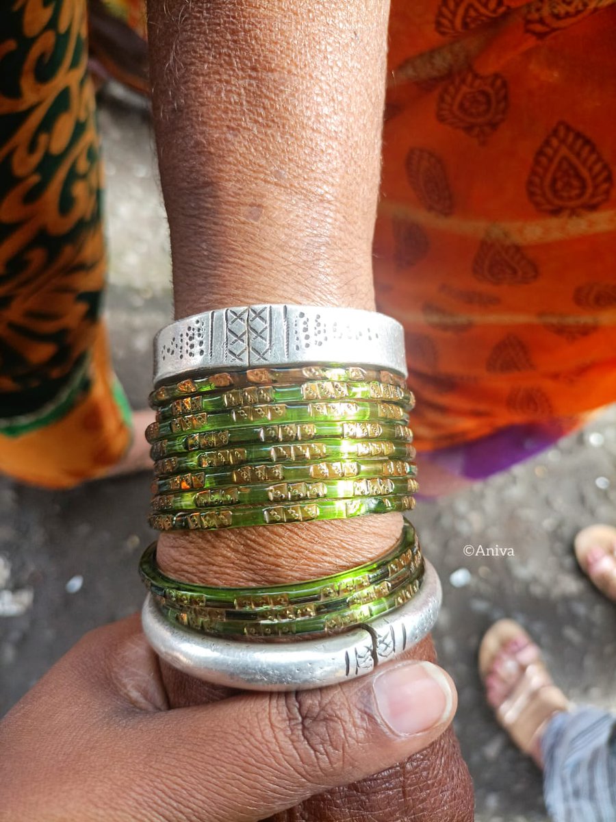 SonaliJ09227190's tweet image. स्पर्शालाही अर्थ असतो..🌱
#प. महाराष्ट्र आणि #मराठवाडा हातमिळवणी करताना फोटो काढलाय. आजीच्या हातातील चांदीच्या पाटल्या लक्षवेधून घेत होत्या. काहींनी सांगितलं की, मराठवाड्यात  ऊन जास्त असल्याने तिथे बहुतांश चांदीचे दागिने अधिक घालतात. याबदद्ल कोणाला माहिती आहे का?
#click #culture