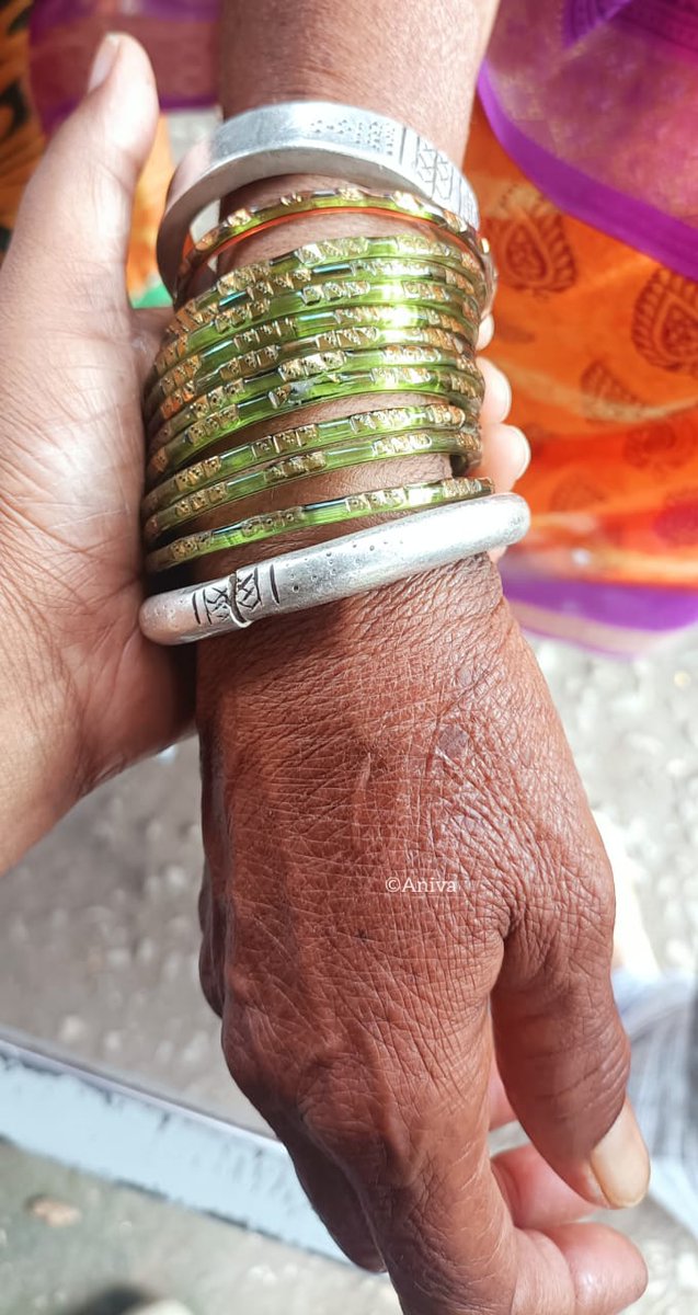 SonaliJ09227190's tweet image. स्पर्शालाही अर्थ असतो..🌱
#प. महाराष्ट्र आणि #मराठवाडा हातमिळवणी करताना फोटो काढलाय. आजीच्या हातातील चांदीच्या पाटल्या लक्षवेधून घेत होत्या. काहींनी सांगितलं की, मराठवाड्यात  ऊन जास्त असल्याने तिथे बहुतांश चांदीचे दागिने अधिक घालतात. याबदद्ल कोणाला माहिती आहे का?
#click #culture