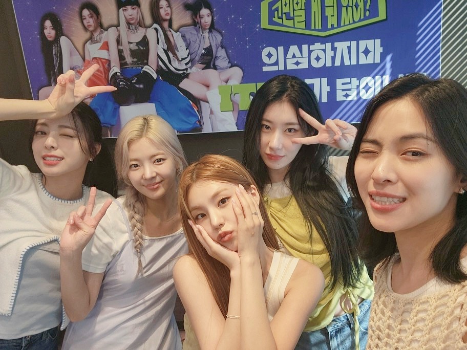 [ #돌박2일 ]
누구일까 마피아?🤔🔎
궁금한 MIDZY! 돌박✌일 ✌편 보러가기!
🎬 youtu.be/8bxEyuwEavg

🍰 M/V youtu.be/0bIRwBpBcZQ
🎧 CAKE kko.to/eoMjL0dgJy
🥊 ALBUM ITZY.lnk.to/KILLMYDOUBT

#ITZY #MIDZY <a href="/ITZYofficial/">ITZY</a>
#ITZY_KILLMYDOUBT
#ITZY_CAKE