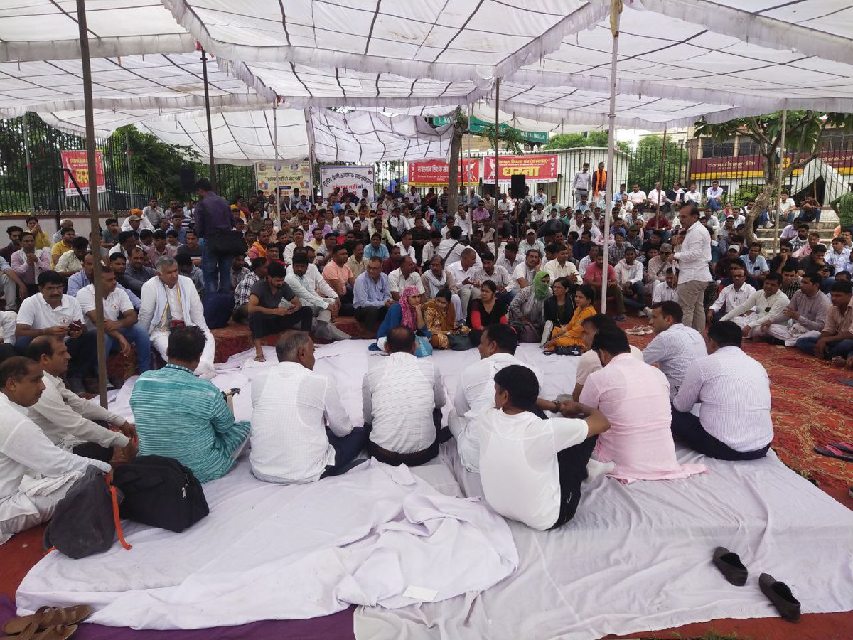 RaghuveerGoche6's tweet photo. गहलोत सरकार होश में आओ,3 ग्रेड ट्रांसफर करो।
अगस्त क्रांति का आगाज https://t.co/PvgT0wGt8E