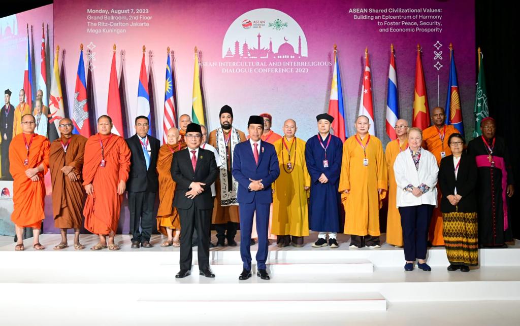 Membuka Konferensi Dialog Antarbudaya dan Antaragama ASEAN di Jakarta, hari ini.

Masyarakat ASEAN memiliki semangat keagamaan yang makin meningkat sekaligus toleransi yang kuat. Dan ini terjadi dalam situasi ketika konflik global semakin marak.