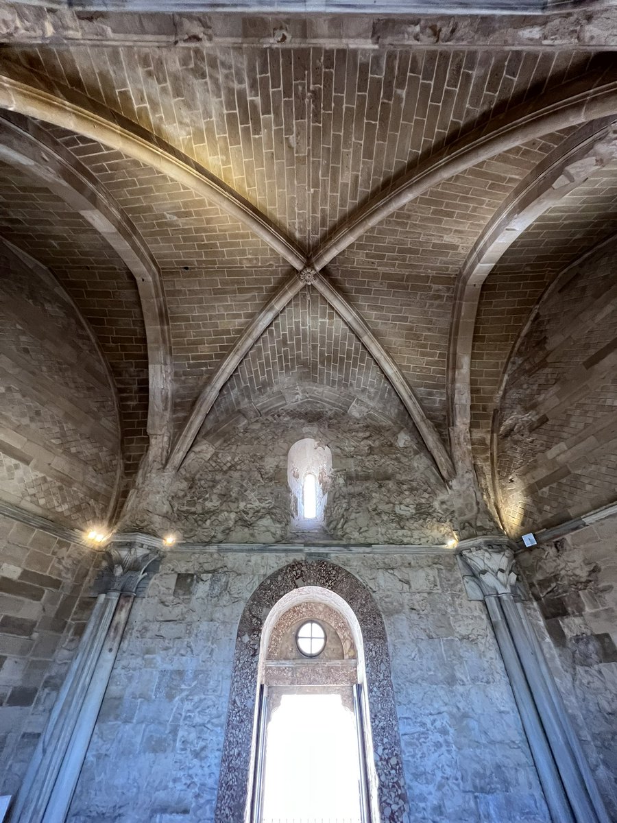 Artintweet's tweet photo. Costruzione misteriosa quella di Castel del Monte, voluto da Federico II di Svevia a metà ‘200 e patrimonio Unesco dal 1996. Il suo utilizzo è tuttora ignoto con certezza e le ipotesi si sprecano, ed è forse questo uno dei motivi per cui attira ogni anno migliaia di visitatori. https://t.co/wd7HAK2vKF