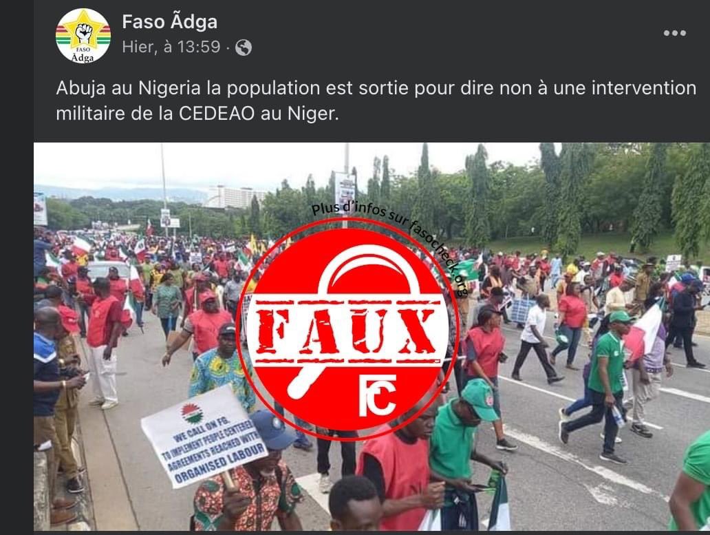 #Infox, les Nigérians 🇳🇬 n’ont pas protesté contre l’intervention militaire de la #CEDEAO au #Niger🇳🇪. Cette photo a été prise lors d’une marche le 2 août à Abuja  contre  la suppression des subventions de l'Etat sur les prix du carburant. 
👉🏽 rb.gy/7nfns