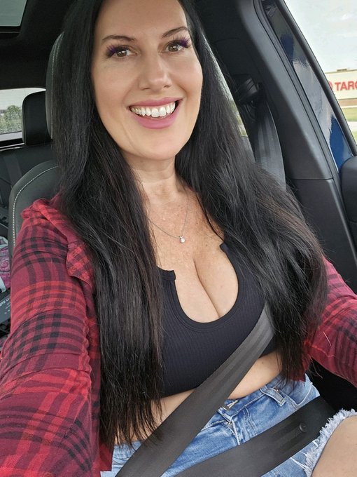 Happy Monday.😁 How is my MILF outfit today?😈 https://t.co/Xg6uBkWIT5