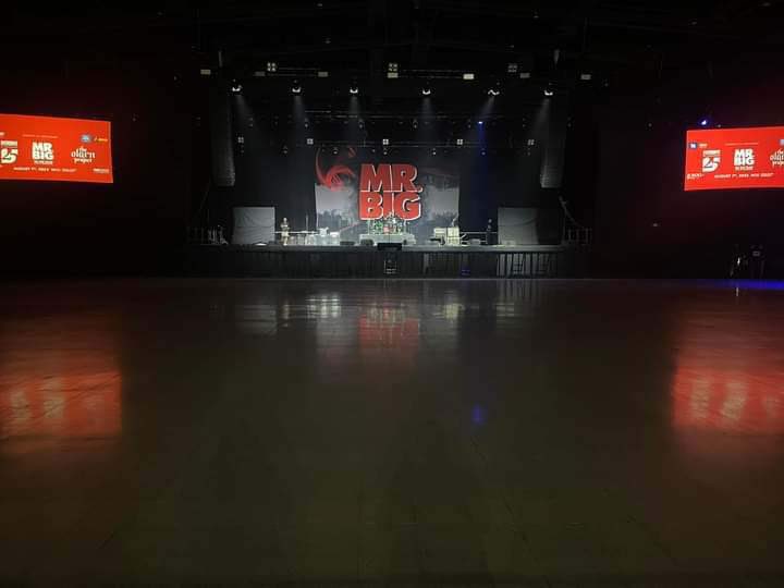 BillyonBass's tweet photo. All sound-checked and ready to go for Mr Big’s Farewell Tour show in Bangkok Thailand tonight!! Such a joy to be playing in this incredible country again!!♥️♥️♥️ https://t.co/ULyeFTwzd8