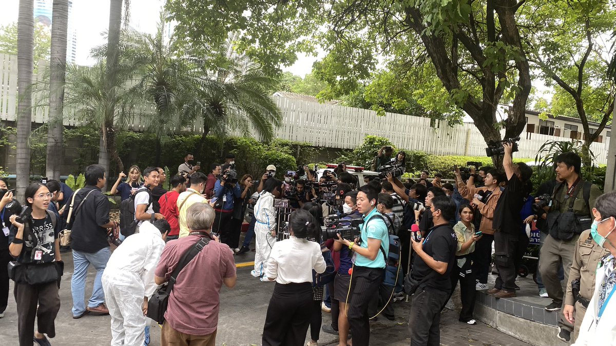 mukei_reporter's tweet photo. #ทะลุวัง บุกพรรคเพื่อไทย นำแอลกอฮอลล์มาฉีดล้าง 

เตือน #เพื่อไทย ระวังโดนหักหลังอีก อยากให้จำช่วงเวลา #โควิด ตอนที่อนุทินจาก #ภูมิใจไทย บริหารกระทรวงสาสุขฯ ที่มีคนตาย 22,933 คน

“มันเป็นฆาตกร จับมือกับมันได้หรอ หรือเป็นคนประเภทเดียวกัน” แกนนำตะโกนส่งท้าย #จัดตั้งรัฐบาล https://t.co/yK7g8ZOpAa