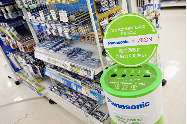 PanasonicBrand's tweet photo. 使用済み乾電池を持ってショッピングモールへ🔋

私たちの生活に身近な乾電池。きちんとリサイクルすれば再び材料として利用できますが、約50％がリサイクルされていないのが現状です

そこでパナソニック エナジーは イオンリテール、東京製鐵と共同で乾電池回収・リサイクルの実証実験をスタート🤝 https://t.co/WXi2AAs2QM