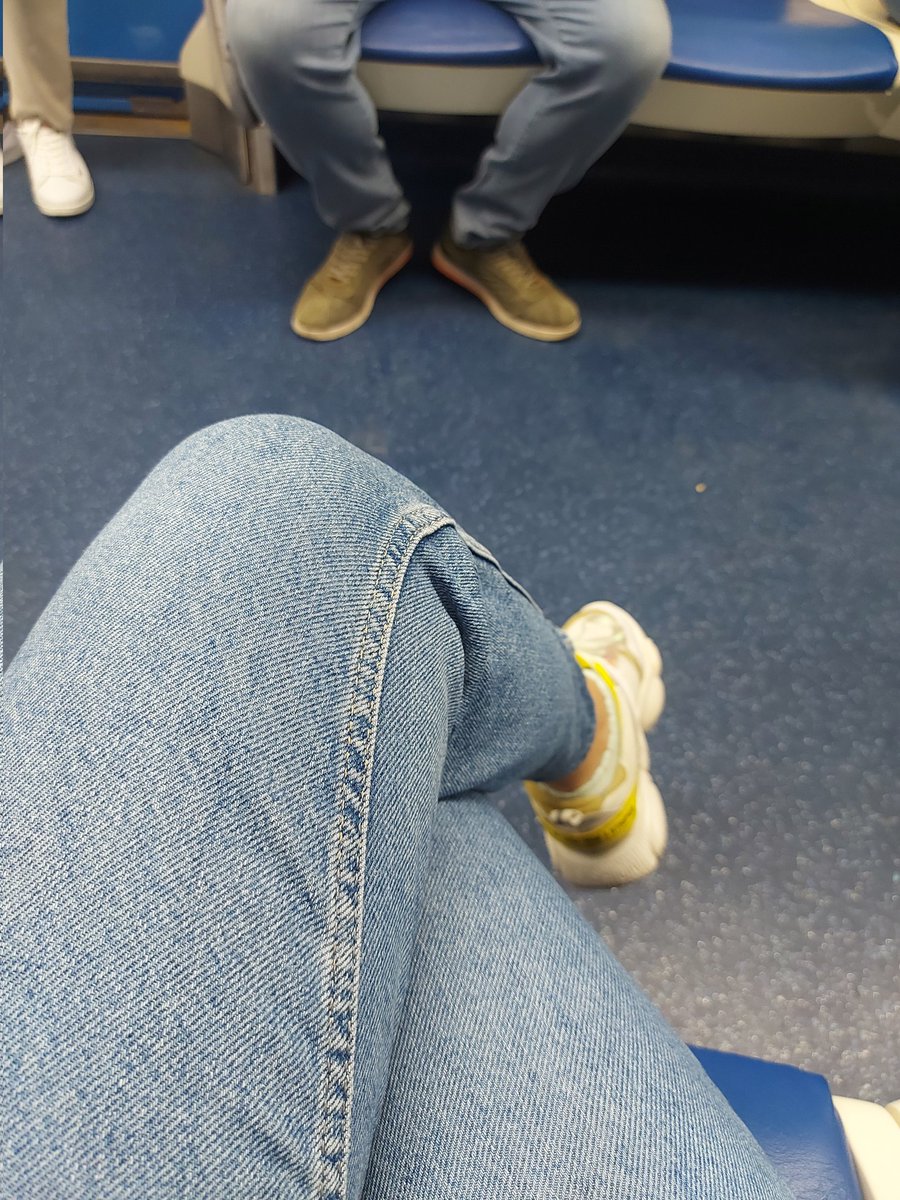 Metroda kimse muĝama qulaq asır. Why?