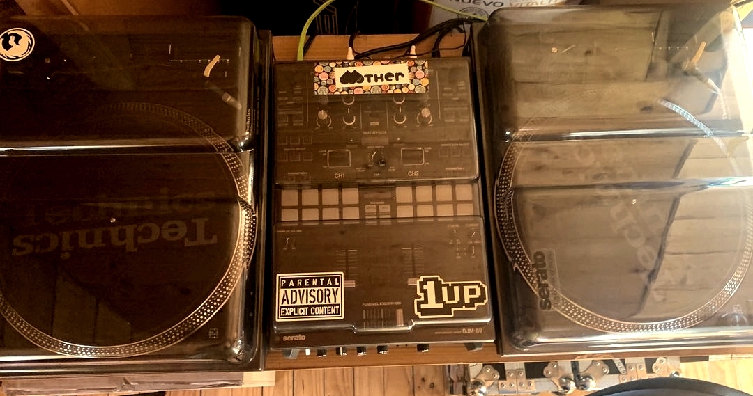 Decksaver's tweet image. @chrisvargasofficial getting the week started off RIGHT 😎

#TECHNICS #DJM-S9 #PIONEERDJ #DECKSAVER #SL1200 #SL1210 #BATTLEDJ #DJ #DJLIFE #DJS #SCRATCHDJ