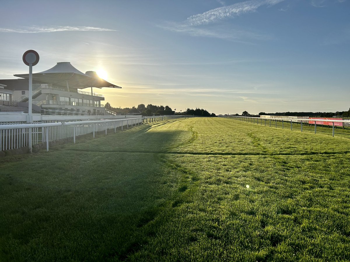 Declarations morning @BathRacecourse. Good to soft, good in places 🌱 Going Stick: 5.9 Track at full width. Dry today, with light rain during tomorrow (1-4mm). Race day will be dry with sunny spells ☀️ 22C