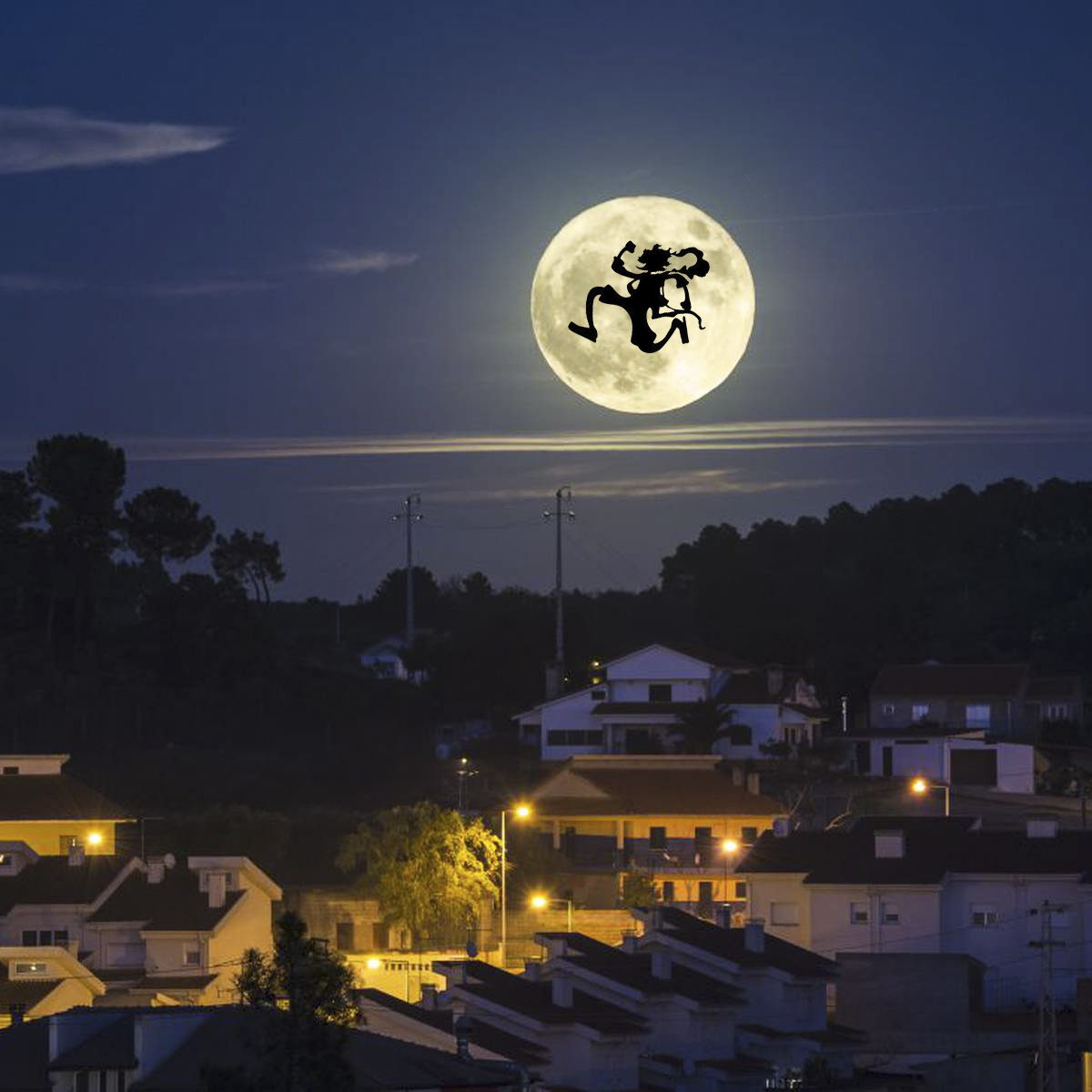 adirecto's tweet photo. ¿Habéis visto algo raro en la superluna de este año o solo soy yo? 👀 https://t.co/SQrNpC31lg