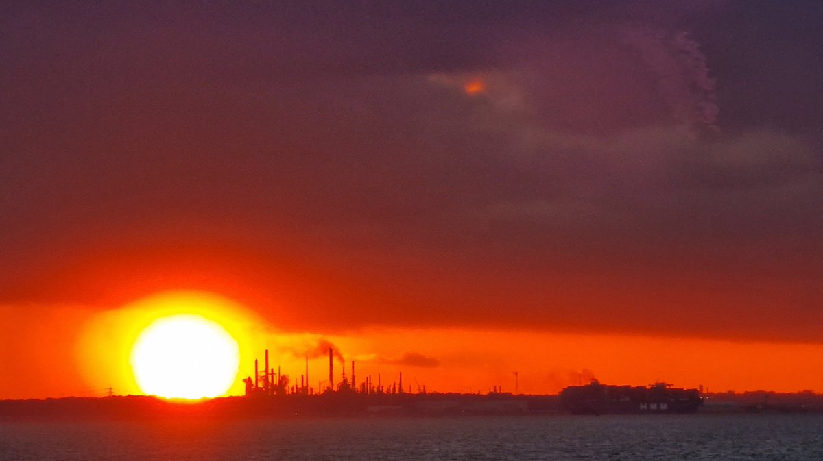 pickingill's tweet photo. Sunset and showers #solent #isleofwight https://t.co/kv0bV3J86j