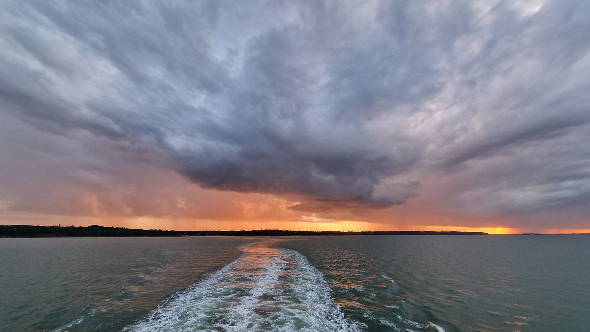 pickingill's tweet photo. Sunset and showers #solent #isleofwight https://t.co/kv0bV3J86j