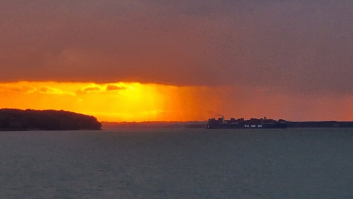 pickingill's tweet photo. Sunset and showers #solent #isleofwight https://t.co/kv0bV3J86j