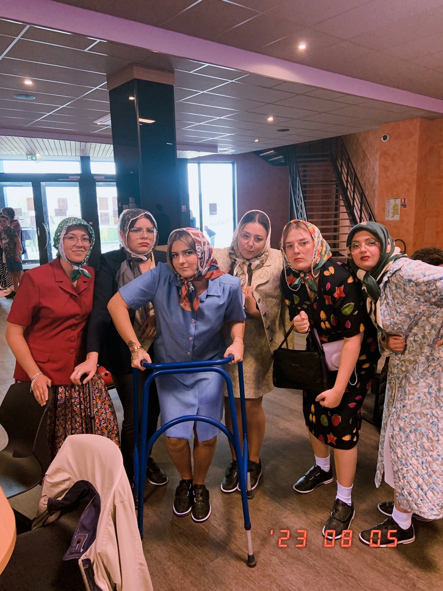_spookysalem_'s tweet photo. Regardez mes amis respecté mon thème d’anniversaire :« Sortie bowling du 3e âge » 🥹🤧 je les love 🫰 https://t.co/trwYQjo0je
