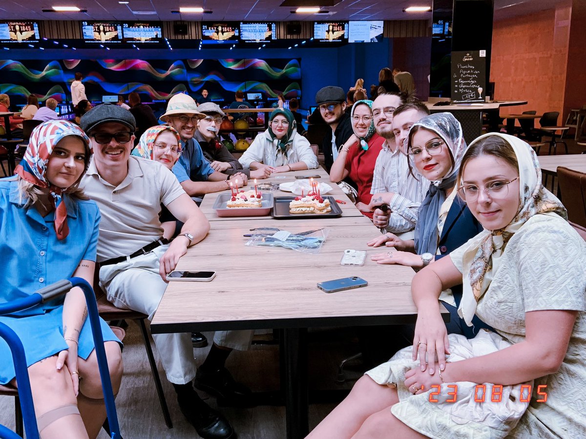 _spookysalem_'s tweet photo. Regardez mes amis respecté mon thème d’anniversaire :« Sortie bowling du 3e âge » 🥹🤧 je les love 🫰 https://t.co/trwYQjo0je