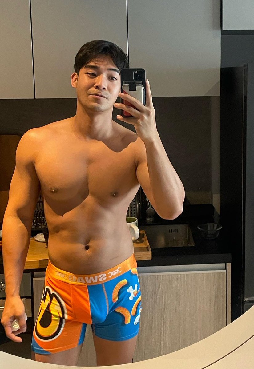 ejaisingig's tweet photo. รู้ว่าถ่ายเล่นๆ แต่เพราะคือพี่เท็น เลยเห็นเป็นลำๆ https://t.co/PWlds2GIeT