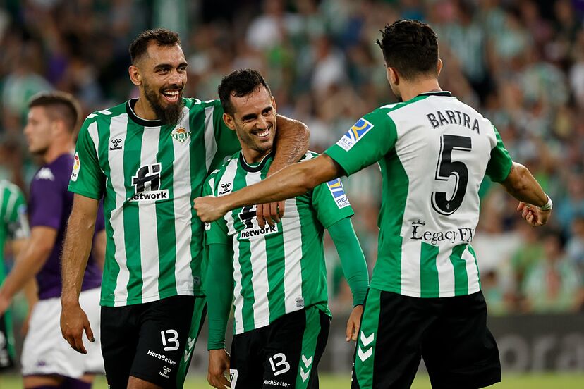 🔍 | Vamos hacer un HILO con la SITUACIÓN de MERCADO del #Betis. Se esperan MUCHOS MOVIMIENTOS🤝🟢

🔘Jugadores más CERCA de SALIR

🔘INTERÉS de EQUIPOS, pero lejos de salir aún

🔘EFECTO DOMINÓ

 🧵Vamos allá, al lío📝

#Fichajesbetis #LALIGAEASPORTS