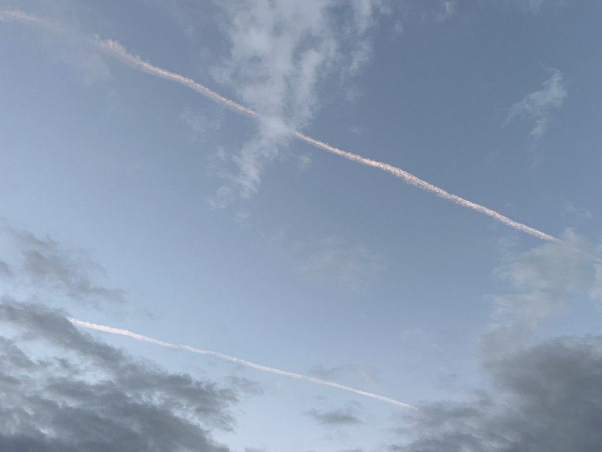 indi4th's tweet photo. 🔴🔴 #FelizLunes desde esa #Espana🇪🇸 dormida.

Ayer debía haber llovido en la #CostaBrava y al final nada de nada, y mira que el cielo estaba negro, negro.

Pero aparecieron los #Chemtrails y qué pasó…?

#ElTempsTV3 #geoingenieria #meteo #OlaDeCalor #HAARP #sequia #eltiempo https://t.co/Otinf6BR8U