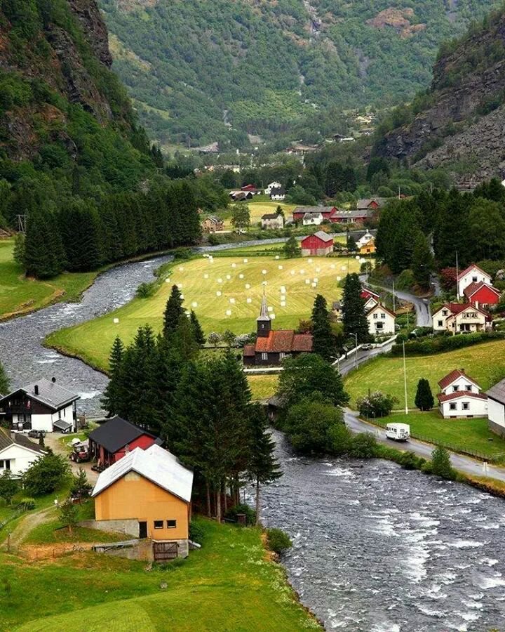 🏡Norveç'in en derin fiyortlarından olan Sognefjord kıyısında küçük bir balıkçı köyü Flam..