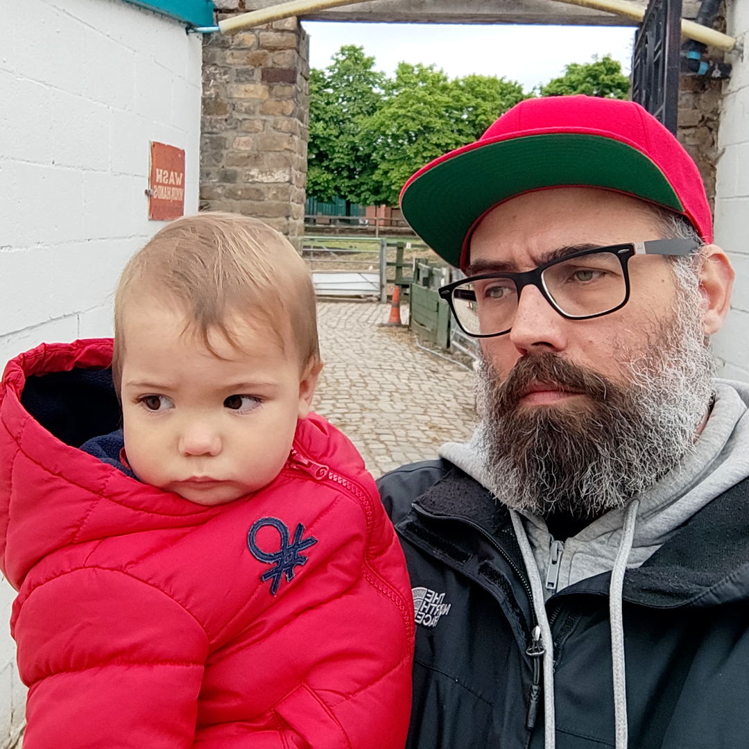 𝕷𝖆 𝕯𝖔𝖑𝖔𝖗𝖊𝖘 (2) 🖼️ No podía dejar a la Yaya de San Vicent sense el seu retrat de la nena. Bola extra: Una foto de cuando sospechamos juntos en un granja en el centro de Londres. 30x30cm óleo sobre lienzo