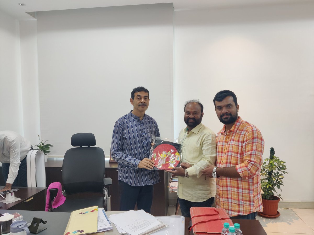 IprasSociety's tweet photo. Today @jayesh_ranjan  sir launched the hand painted cheriyal painting t shirts collection on the eve of national handlooms day. A new beginning to connect #culture2citizens  #geographicalinidcations #cheriyalpaintings @PMOIndia @cgpdtm_india @PiyushGoyal https://t.co/fU8LPscXB0