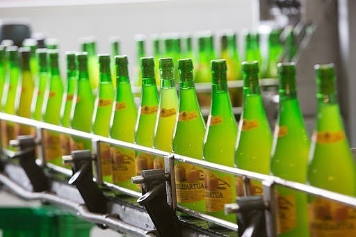 El embotellado es el último paso de nuestro proceso de elaboración de la sidra. Una vez que se determina que la sidra ha alcanzado el momento óptimo para el consumo, se procede a su embotellado.

ℹ️ bereziartuasagardoa.com