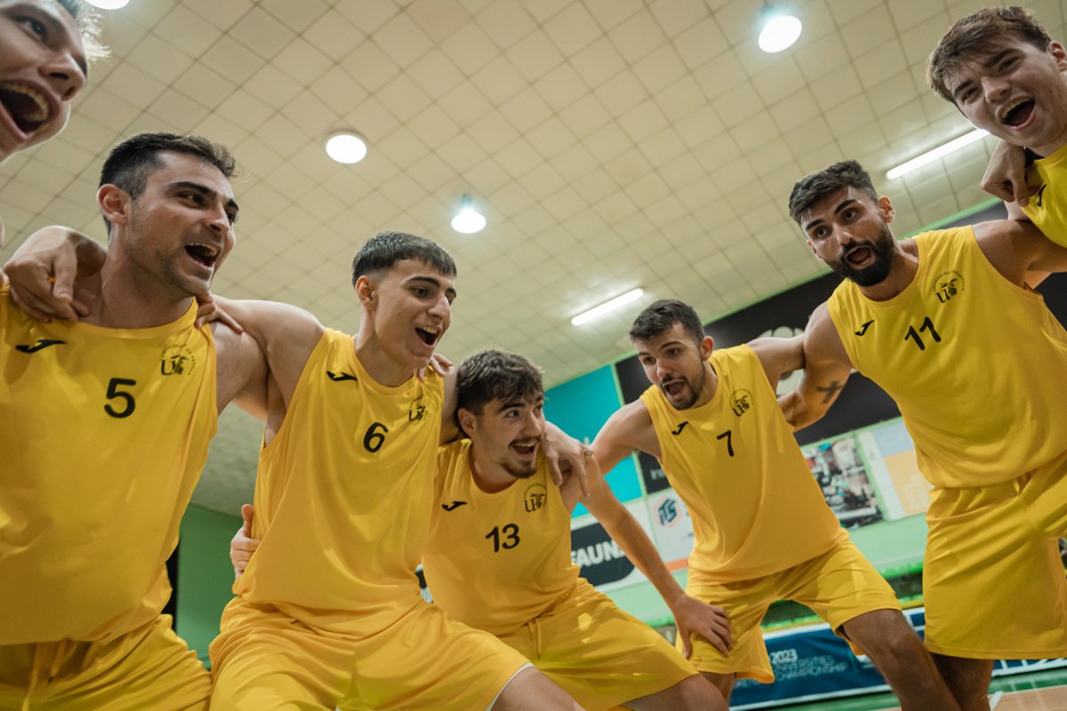 SADUSoficial's tweet photo. 🏀 #EUSA2023 | Rendimos homenaje a uno de los más grandes de la @unisevilla. Gracias por tantos años, victorias y alegrías, @alefierro5. Siempre habrá un espacio para ti en nuestra plantilla. ¡Máquina! 👏
Galería completa ➡️ https://t.co/MfzqiKKneZ
📸 @EUSABasketball https://t.co/aUq94U6L5j