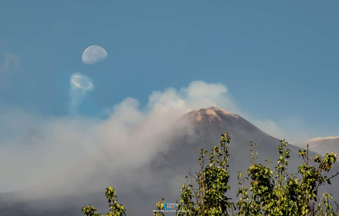 Ring and Moon around Etna
#volcano #etna <a href="/isvolcano/">Volcano</a>
